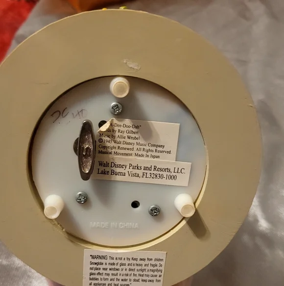 2002 Disney "Ears to You" musical snow globe featuring Mickey Mouse and friends. - Picture 11 of 12